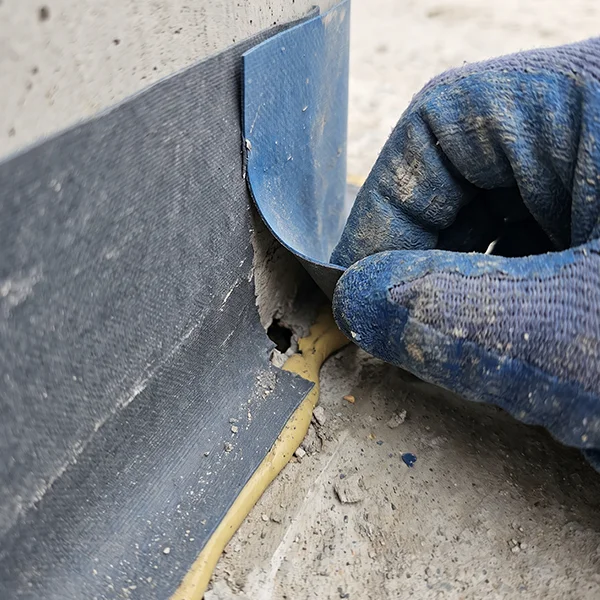 Discontinuous airtightness membrane creating a potential air leakage path through the building envelope