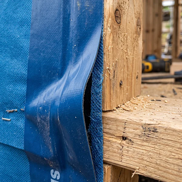 Air leakage risk caused by a discontinuity in the building envelope membrane